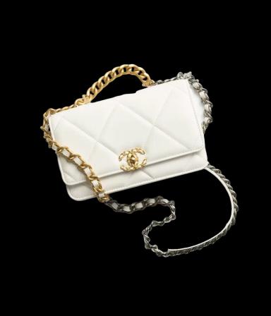 CHANEL 19 Wallet on Chain